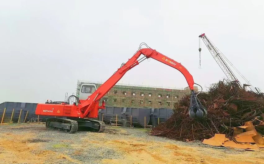 抓鋼機(jī)作業(yè)現(xiàn)場.jpg